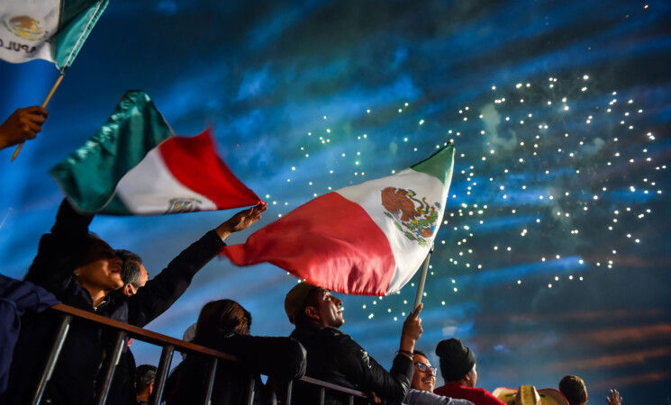 PonchoGutz's tweet photo. El México de todos: Un mensaje para los odiadores de AMLO

Los odiadores del presidente, (no necesariamente sus críticos) viven angustiados y convencidos de que México es un país donde dos tercios de sus habitantes son idiotas o vendidos. El resto son ellos, "los mexicanos bien", los despiertos, los que sí pagan impuestos, los que generan empleos, los inmanipulables, los inteligentes, los que creen ser odiados por el presidente sólo porque "tienen aspiraciones"; son los que salvarán al país del populismo que tiene idiotizado a los pobres y financiado a los paleros. Los incomprendidos testigos de la destrucción.

Los odiadores del presidente creen (por manipulación o por comodidad) que AMLO dividió al país en buenos y malos, en chairos y fifís, en pobres con valores y ricos con codicia. Están convencidos de que el mandatario quiere un país lleno de pobres manipulables que le aplaudan todo, porque AMLO es maquiavélico, es malo, muy malo, capaz de todo  y capaz de nada, es izquierda y derecha, es un peligroso socialista o un mentiroso  neoliberal según convenga; AMLO es todo lo que necesite ser para seguir siendo malo, así contradiga las leyes del tiempo y del espacio.

Este diagnóstico de la política mexicana es sumamente flojo, rápido, reaccionario, de fácil digestión, no requiere de ningún esfuerzo, reflexión o lectura; cualquiera que lo replique en Twitter se convierte en un valiente analista, crítico y revolucionario: Todo puede ser culpa de AMLO, porque AMLO es malo. Punto.

¿Saben por qué es bien fácil ser un héroe antiLópez en Twitter? Porque es bien cómodo creer que un señor te odia por ser buen mexicano. Porque qué incómodo, complejo y tardado es hablar de las desigualdades estructurales que existen en México desde hace siglos. Mejor repitamos que López dividó al país y puso "a los tontos en nuestra contra".

Les diré algo: Por seguir encerrados en Twitter se están perdiendo de una etapa histórica.

En este sexenio sigue habiendo corrupción, incompetencia, complicidad, violencia y mil escándalos absolutamente criticables. Fenómenos que el gobierno seguirá minimizando, como siempre ha sido.

Sin embargo, los que dicen estar en contra del fanatismo son los mismos que se niegan a abandonar el discurso de "todo, absolutamente está mal"; han recompensado la intolerancia, la nula autocrítica y la infinita soberbia.

Durante años advirtieron cosas absurdas y al nunca ocurrir hoy fingen que nunca lo dijeron o de plano que ellos lo evitaron. Nadie profetizó el dólar en 35, ni la gasolina en 30, ni los anaqueles vacíos, ni el fusilamento de extranjeros, ni la apertura de las cárceles, ni el reemplazo por una Constitución Moral, ni la reelección de AMLO, ni la repartición de nuestras casas, que el AIFA estaba a 3 horas, que la vacunación tardaría 120 años, ni las nueve veces que AMLO ya se había muerto. Nada, nadie dijo eso; los que se mueren por ganar algo están convencidos de que nunca han perdido.

Se niegan a aceptar que se equivocaron en muchas cosas pero al mismo tiempo critican a los chairos "por no aceptar que se equivocaron al votar por AMLO". Son un espejo amplificado de todo lo que critican.

Es esta soberbia y falso triunfalismo el que los ha distraído de una etapa histórica en México.

Cierran los ojos al ver las sonrisas de los adultos mayores recibiendo una pensión, a jóvenes estudiando gracias a una beca, a nuevos perfiles opinando en televisión, a gente cuestionando el racismo y clasismo al que nos acostumbraron, al debate, a la politización en redes sociales, a la crítica a los discursos de odio, a las obras en pueblos marginados, al impulso del sur del país, a la disminución de la pobreza y a un largo etcétera.

Los llenaron con tanto odio, que les molesta cuando les comprueban datos positivos. No pueden procesar la idea de que "no todo está mal".

El presidente ha repetido mil veces que "él gobierna para todos pero prioriza a los pobres"; de hecho los únicos que podrían estar afectados por su discurso son los mismos "fifís" con los que desayuna. El resto del país está viviendo una oportunidad histórica para cambiar el rumbo de México para siempre, pero han dejado que su odio, manipulación, soberbia y complejos los boicoteen mentalmente.

No es su culpa, no son malas personas, existen muchos personajes poderosos a los que no les conviene un discurso disruptivo y han estado muy empeñados en convencerlos de que "López dividió al país".

"Lopitos, dictador, tirano, resentido, odio, división, ocurrencias, caprichos, paleros, destrucción, represión...", un bombardeo de ruidosas palabras que opacan el grito de independencia que todos deberíamos estar celebrando.

Deseo que a pesar de nuestras diferencias, se escuche mucho más fuerte el grito de Viva México, el México de todos.