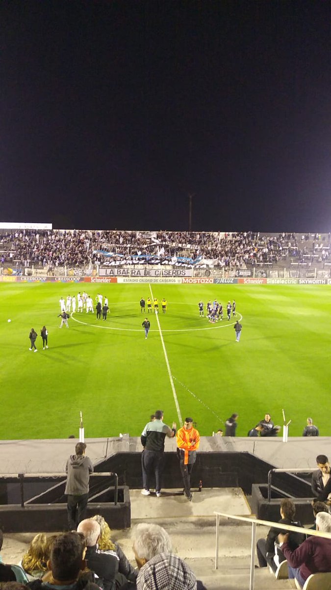 mundoascenso's tweet image. #PrimeraNacional #ZonaB #Fecha30 

Arrancó en #Caseros 

#Estudiantes - #IndependienteRivadavia vía @ad