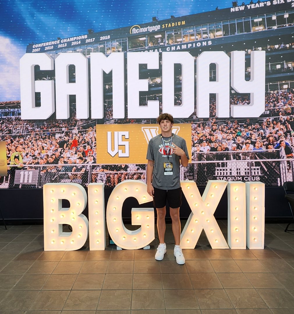 grayson_yancey's tweet photo. Great KNIGHT at the bounce house!!! #GoKnights #ChargeOn #btruqbtraining @UCF_Football @theUCFguy @CoachHinshaw @baylintrujillo @QBHitList @RyanWrightRNG @CoachBBognar @edwinfarmer1974 @JosiahFarmer5 @VanguardFB https://t.co/LVs4qmedeU