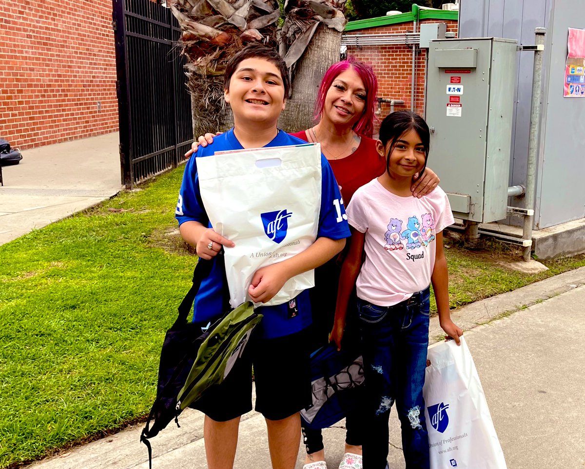 Beautiful day in Pico Rivera to Kick-off #HispanicHeritageMonth Teachers, students, parents, &amp; community leaders came together for the AFTs Reading Opens the World Community Fair &amp; Citizenship Info. Session #RealSolutionsForKids #ReadingOpensTheWorld
<a href="/AFTunion/">AFT</a> 
<a href="/ElRanchoSchools/">El Rancho Schools</a>