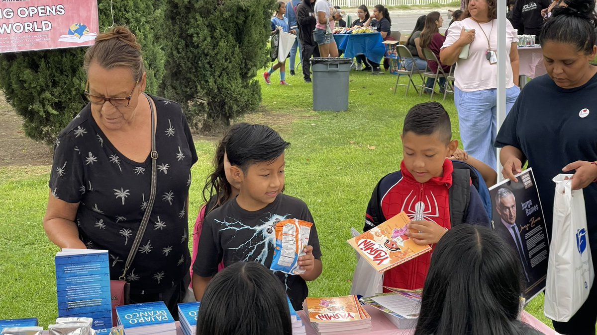 profe_c's tweet photo. Beautiful day in Pico Rivera to Kick-off #HispanicHeritageMonth Teachers, students, parents, &amp; community leaders came together for the AFTs Reading Opens the World Community Fair &amp; Citizenship Info. Session #RealSolutionsForKids #ReadingOpensTheWorld
@AFTunion 
@ElRanchoSchools https://t.co/xUwEcPFkgB