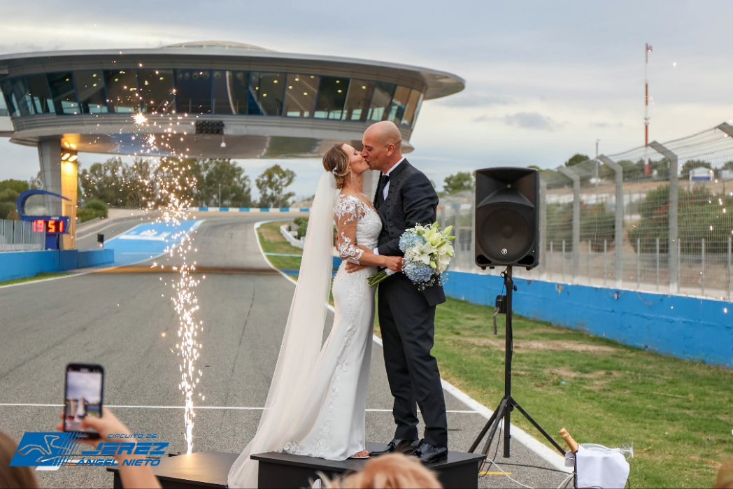 circuitodejerez's tweet photo. Jorge y Kristina, una simpática pareja de aficionados al mundo de la moto, esta tarde se daban el 'sí quiero' en la 'Catedral del Motor', el @circuitodejerez 🤵👰‍♂️

Desde el circuito les deseamos muchas felicidades y todo lo mejor para el futuro.👩‍❤️‍💋‍👨 https://t.co/vricEB5cWv