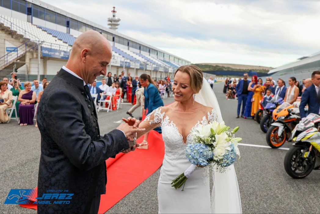 circuitodejerez's tweet photo. Jorge y Kristina, una simpática pareja de aficionados al mundo de la moto, esta tarde se daban el 'sí quiero' en la 'Catedral del Motor', el @circuitodejerez 🤵👰‍♂️

Desde el circuito les deseamos muchas felicidades y todo lo mejor para el futuro.👩‍❤️‍💋‍👨 https://t.co/vricEB5cWv