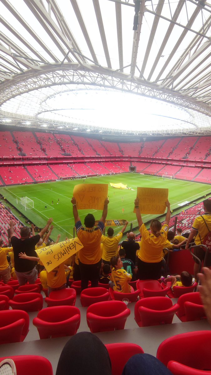 Layawo's tweet photo. Cuando la afición por TU equipo se transmite de generación en generación 💛💙 #CadizFC https://t.co/N3YAfPylix