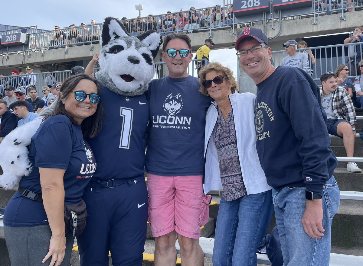 wallyworldyguy's tweet photo. Let’s go huskies!  #BleedBlue https://t.co/KGvPXSHMga