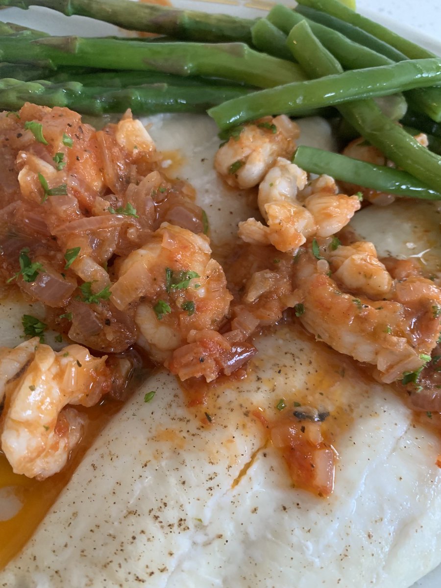 rico_stathis's tweet image. Lemon sole filets, scampi shallots &amp;amp; tomato French beans &amp;amp; asparagus on the side #vidiano in the glass from my favourite #Cretan winery