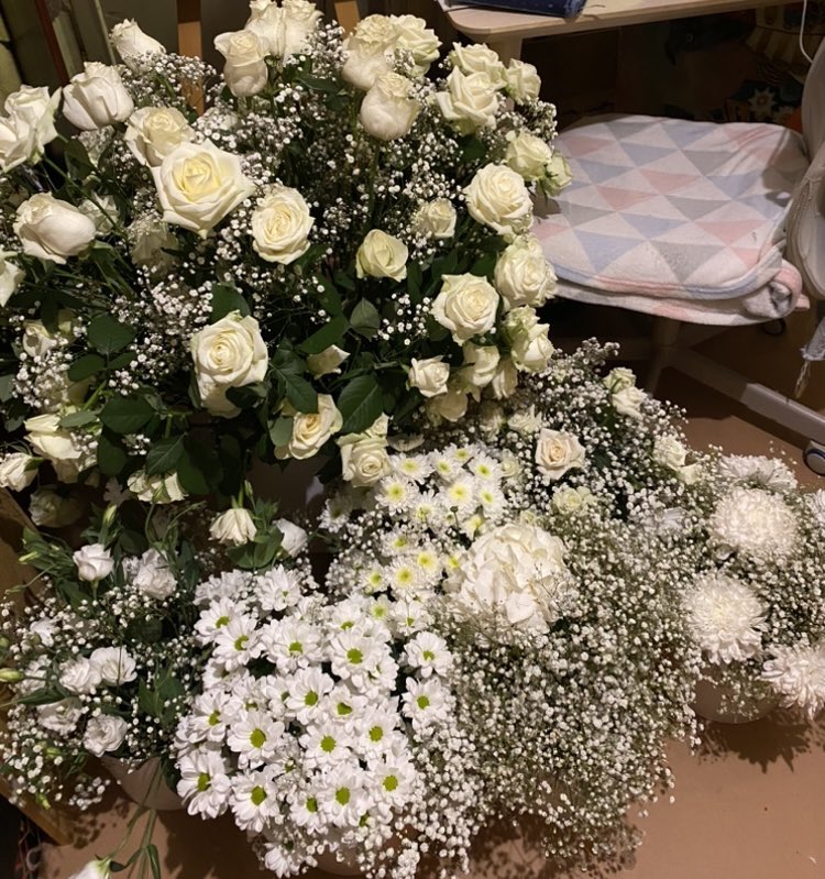 mindarinka's tweet photo. Букет утром вместе с кофе и десертами☹️

Букет при встрече на свидании

6 цветочных корзин

Супер большая корзина на 101 розу(( сказал что хочет прожить со мной 100 лет(((

И ещё даже красные розы в красной бархатной корзине для моей мамы( просил у неё моей руки и благословения(( https://t.co/RXv2I5ENDe