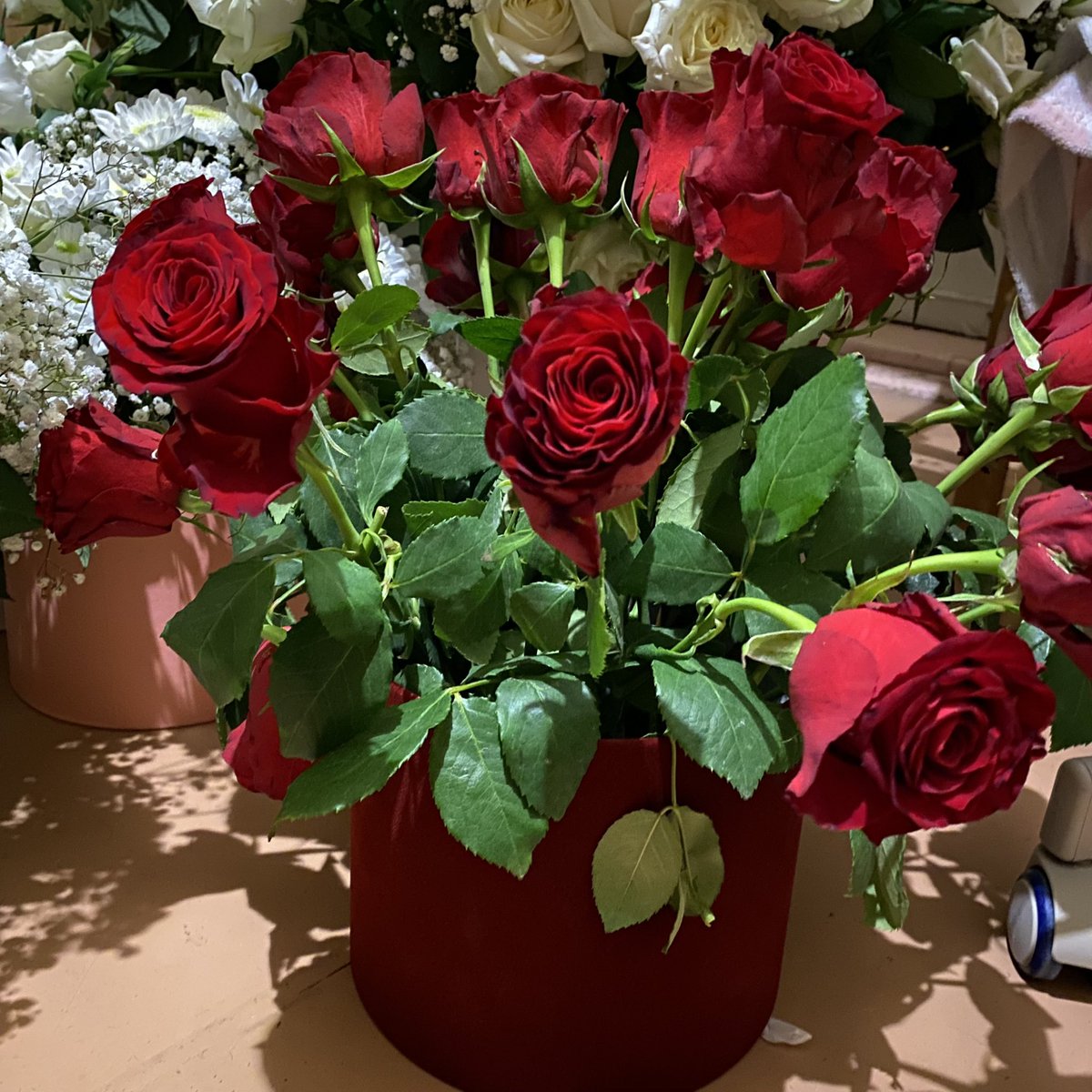 mindarinka's tweet photo. Букет утром вместе с кофе и десертами☹️

Букет при встрече на свидании

6 цветочных корзин

Супер большая корзина на 101 розу(( сказал что хочет прожить со мной 100 лет(((

И ещё даже красные розы в красной бархатной корзине для моей мамы( просил у неё моей руки и благословения(( https://t.co/RXv2I5ENDe