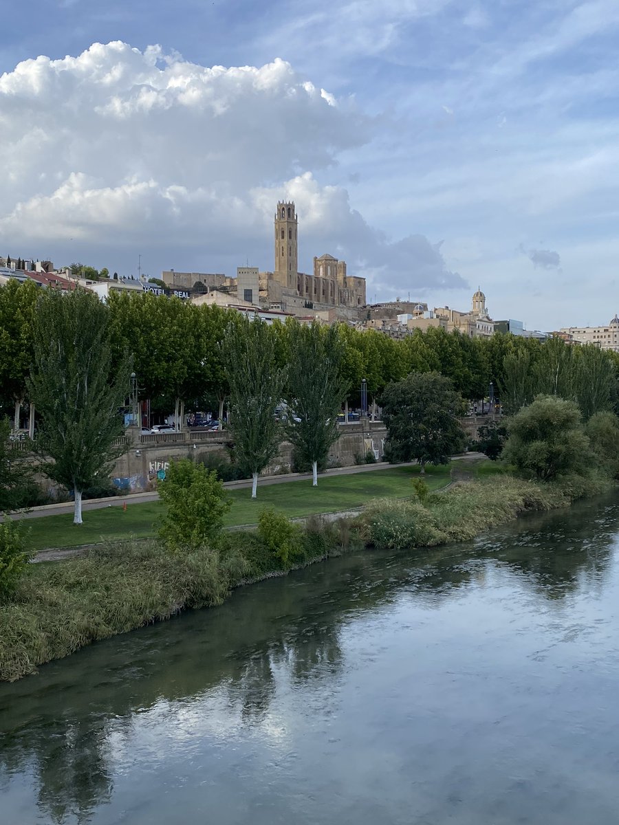 isa_bel_ramirez's tweet image. Tarda de núvols al cel #Lleida #lleidatanent #comparteixlleida