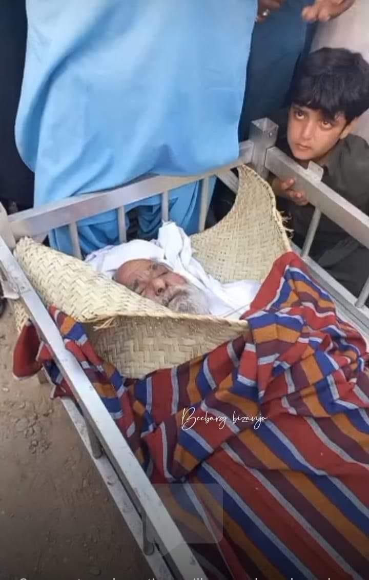 mir_chakar9's tweet photo. جس ہستی کے گانے گا کر قوم سے عزت کمایا آج اسی ہستی کے قبر کے مٹی خشک ہونے سے پہلے جاکر دو ٹکے کیلئے گانا بجا رہے ہو فنکار ایسے بے حس نہیں ہوتے آپ دونوں فنکار نہیں بلکہ مزدور ہیں جہاں دیہاڑی مل گیا مزدوری شروع ۔ کمو شرم بکنے یار💔 https://t.co/Aov1cdQ4r4