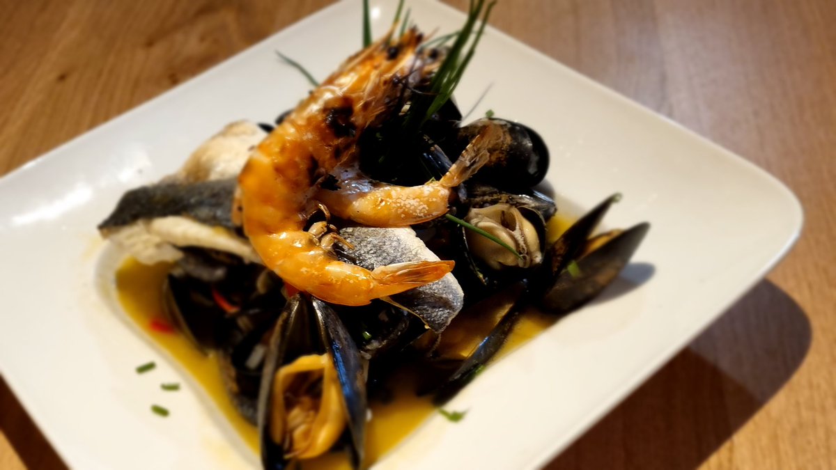Seafood bowl one of our specials from this week. Watch out for next weeks specials
#fullers #chefkingy #bicestervillage #Pub