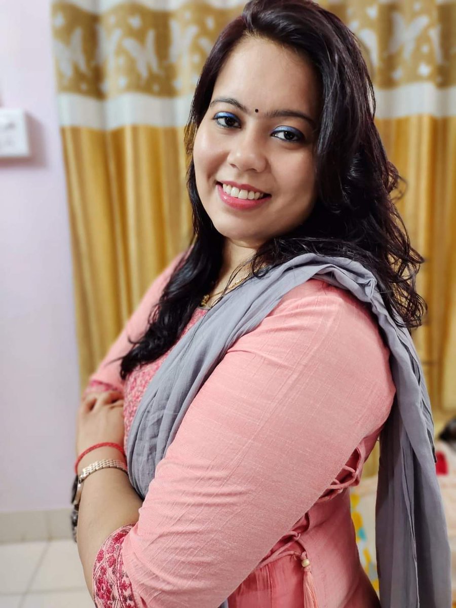 हमेशा मुस्कुराते रहिये...😊
दुनिया कन्फ्यूज़ होगी...
न जाने इसको किस बात का सुख है.....