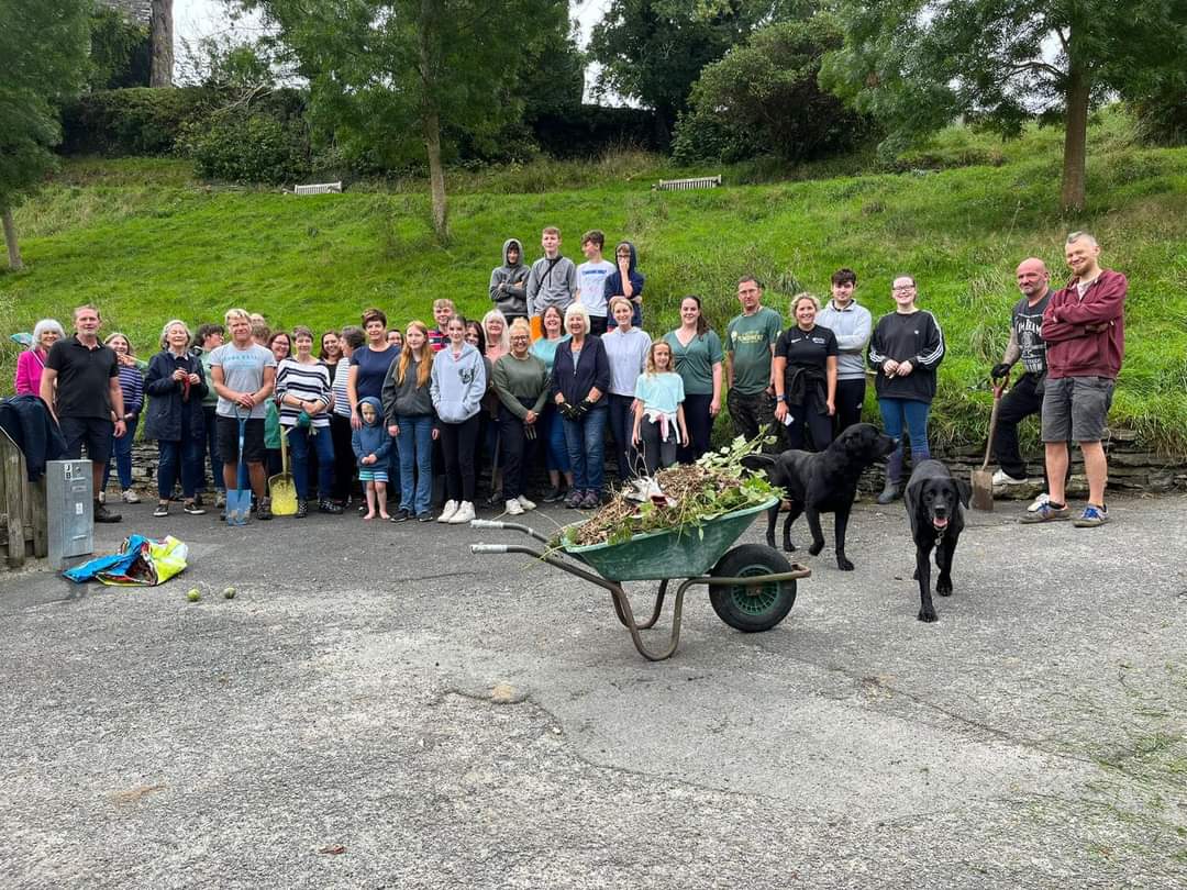 PowysRecycles's tweet photo. Fantastic effort by volunteers in Rhayader to tidy Waun Capel Parc,  plus loads of green waste for composting. 

Bu gwirfoddolwyr lleol yn tacluso Parc y dref a gwastraff organig wedi'i ailgylchu!

#tidy #diolch #CaruCymru 

#cleanerandgreener 

♻️ 🌱 🛝 https://t.co/0xCrxVggmM