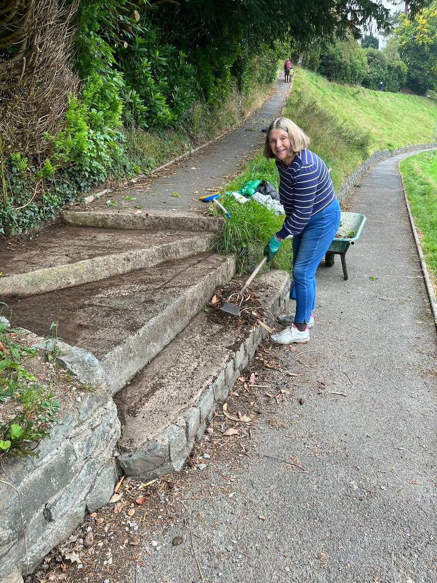 PowysRecycles's tweet photo. Fantastic effort by volunteers in Rhayader to tidy Waun Capel Parc,  plus loads of green waste for composting. 

Bu gwirfoddolwyr lleol yn tacluso Parc y dref a gwastraff organig wedi'i ailgylchu!

#tidy #diolch #CaruCymru 

#cleanerandgreener 

♻️ 🌱 🛝 https://t.co/0xCrxVggmM