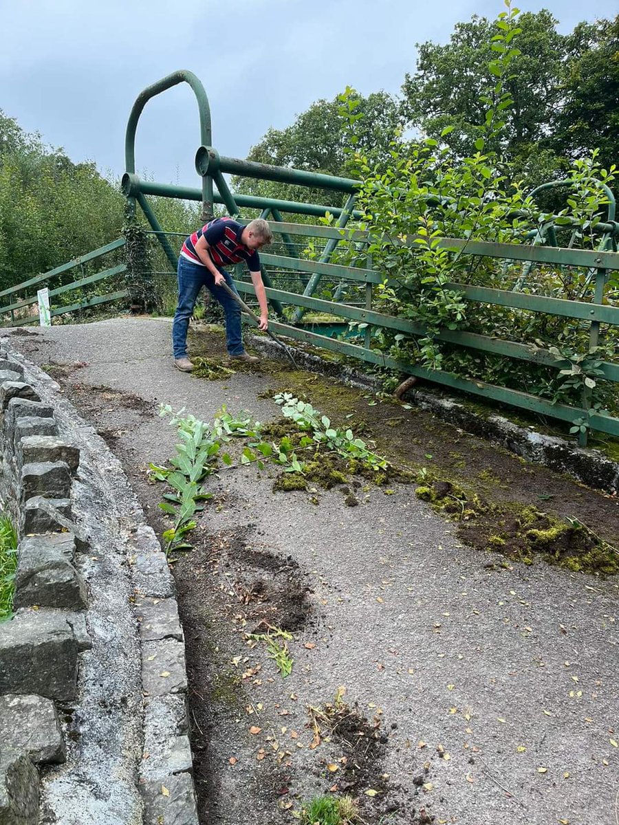 PowysRecycles's tweet photo. Fantastic effort by volunteers in Rhayader to tidy Waun Capel Parc,  plus loads of green waste for composting. 

Bu gwirfoddolwyr lleol yn tacluso Parc y dref a gwastraff organig wedi'i ailgylchu!

#tidy #diolch #CaruCymru 

#cleanerandgreener 

♻️ 🌱 🛝 https://t.co/0xCrxVggmM