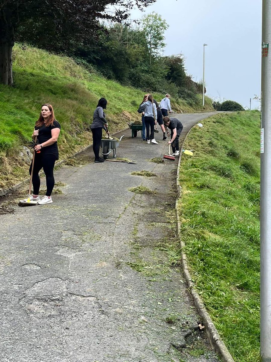 PowysRecycles's tweet photo. Fantastic effort by volunteers in Rhayader to tidy Waun Capel Parc,  plus loads of green waste for composting. 

Bu gwirfoddolwyr lleol yn tacluso Parc y dref a gwastraff organig wedi'i ailgylchu!

#tidy #diolch #CaruCymru 

#cleanerandgreener 

♻️ 🌱 🛝 https://t.co/0xCrxVggmM