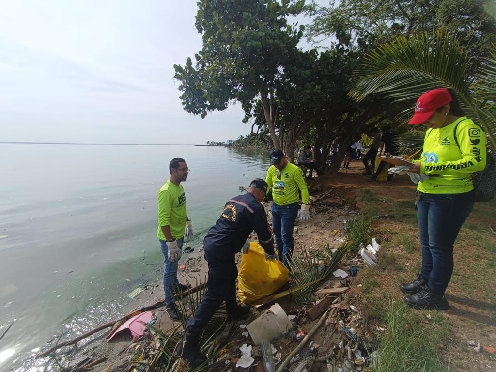 capitaniamcbo's tweet photo. @ Capitaniamcbo realizó jornada de Saneamiento Ambiental, todo esto enmarcado en la Celebración del Día Mundial de Playas, cumpliendo con los  OE 8-13 de la DESINEA la actividad se llevó a cabo en la 3ra etapa de la vereda del Lago de Maracaibo 
INEA
FUDENA
MINTUR.
CARBOZULIA https://t.co/ThKUdHnpGz