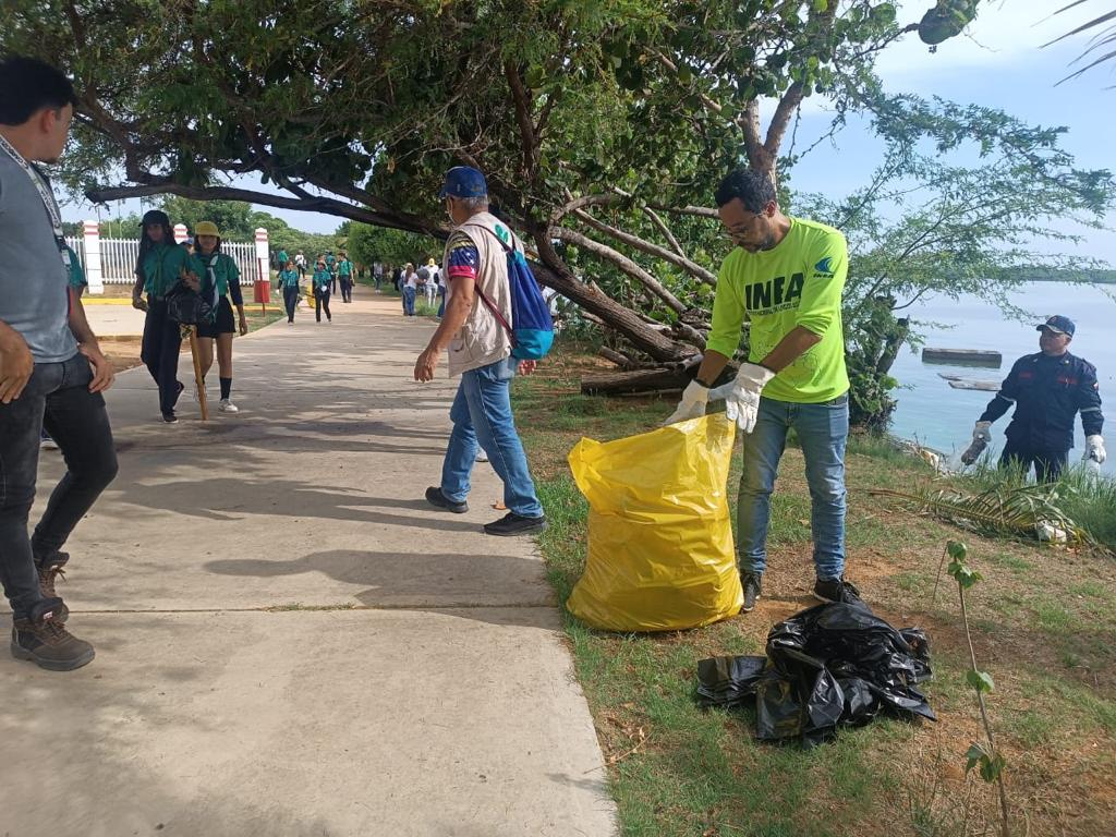 capitaniamcbo's tweet photo. @ Capitaniamcbo realizó jornada de Saneamiento Ambiental, todo esto enmarcado en la Celebración del Día Mundial de Playas, cumpliendo con los  OE 8-13 de la DESINEA la actividad se llevó a cabo en la 3ra etapa de la vereda del Lago de Maracaibo 
INEA
FUDENA
MINTUR.
CARBOZULIA https://t.co/ThKUdHnpGz