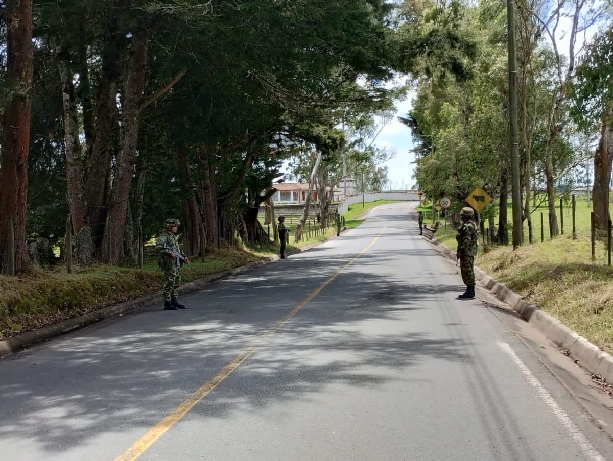 En las vías de la subregión Norte del departamento de #Antioquia, soldados del Batallón de Artillería de la #CuartaBrigada, mediante puestos de control brindan seguridad a quienes se desplazan por esta región del país durante el fin de semana. 
#ViajeSeguro