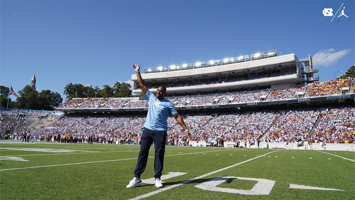 GoHeels's tweet photo. Welcome home, Marquise! 🏡🐏

Great to have the former @UNCFootball quarterback as the Kenan Legend for today's game.

#GoHeels x #GDTBATH https://t.co/jXSjz4Kkwn