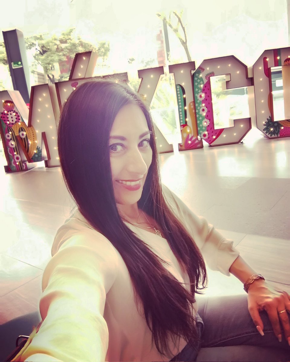 kikasel's tweet image. ¡Viva México! 🇲🇽 Ni en día festivo paramos. 🙈 #meetingsallday #lavidadelemprendedor #metting #SabadoDeGanarSeguidores