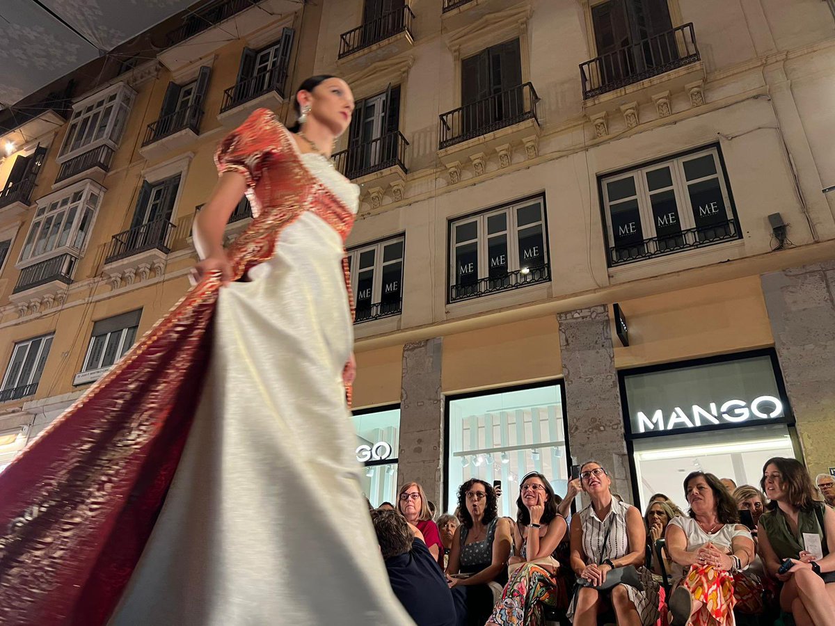 Segunda jornada en la celebración de la XII edición de la Pasarela Larios Málaga fashion Week <a href="/NuevaModa/">Nueva Moda</a>.
La alfombra azul se vuelve a desplegar en la Calle Marqués de Larios para acoger el talento de los diseñadores de moda locales y nacionales.