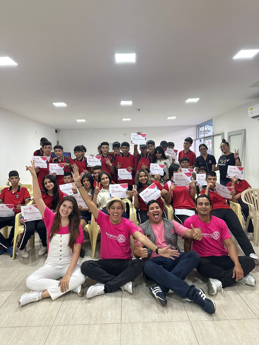 Andreakyanezg's tweet photo. Con el corazón llenito después de un RYLA en el colegio Rafael Uribe Uribe con mi Club Rotaract Casa Flora⚙️🏡🌸 https://t.co/ySLC3167Sg