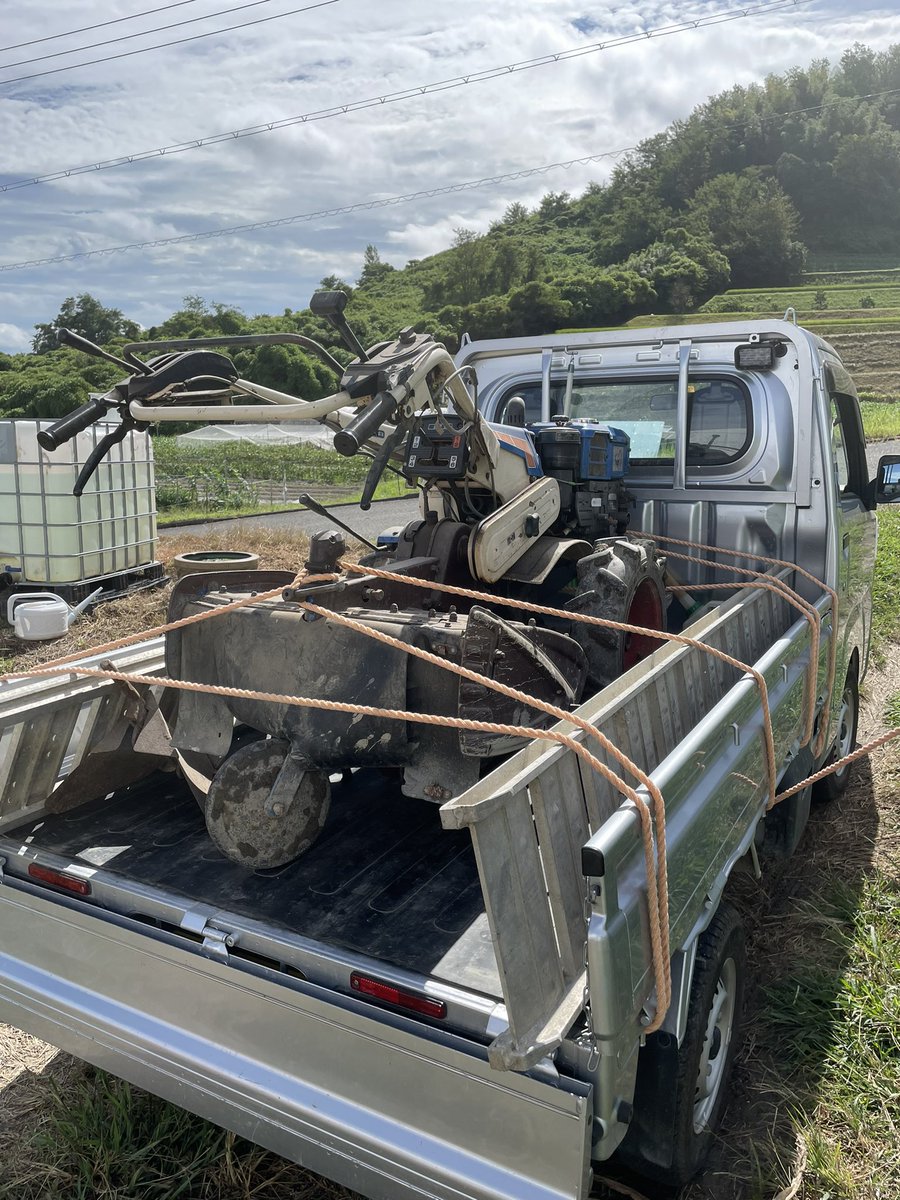 Pimenta_1975's tweet photo. 新しい家族が出来ました。

軽トラのほうではなく、耕運機ね。

キャッサバの圃場まで運んでくれた先輩農家さんに感謝🙏

#女子農家
#ブラジル野菜栽培中
#キャッサバ栽培中 https://t.co/jG387pFbCh