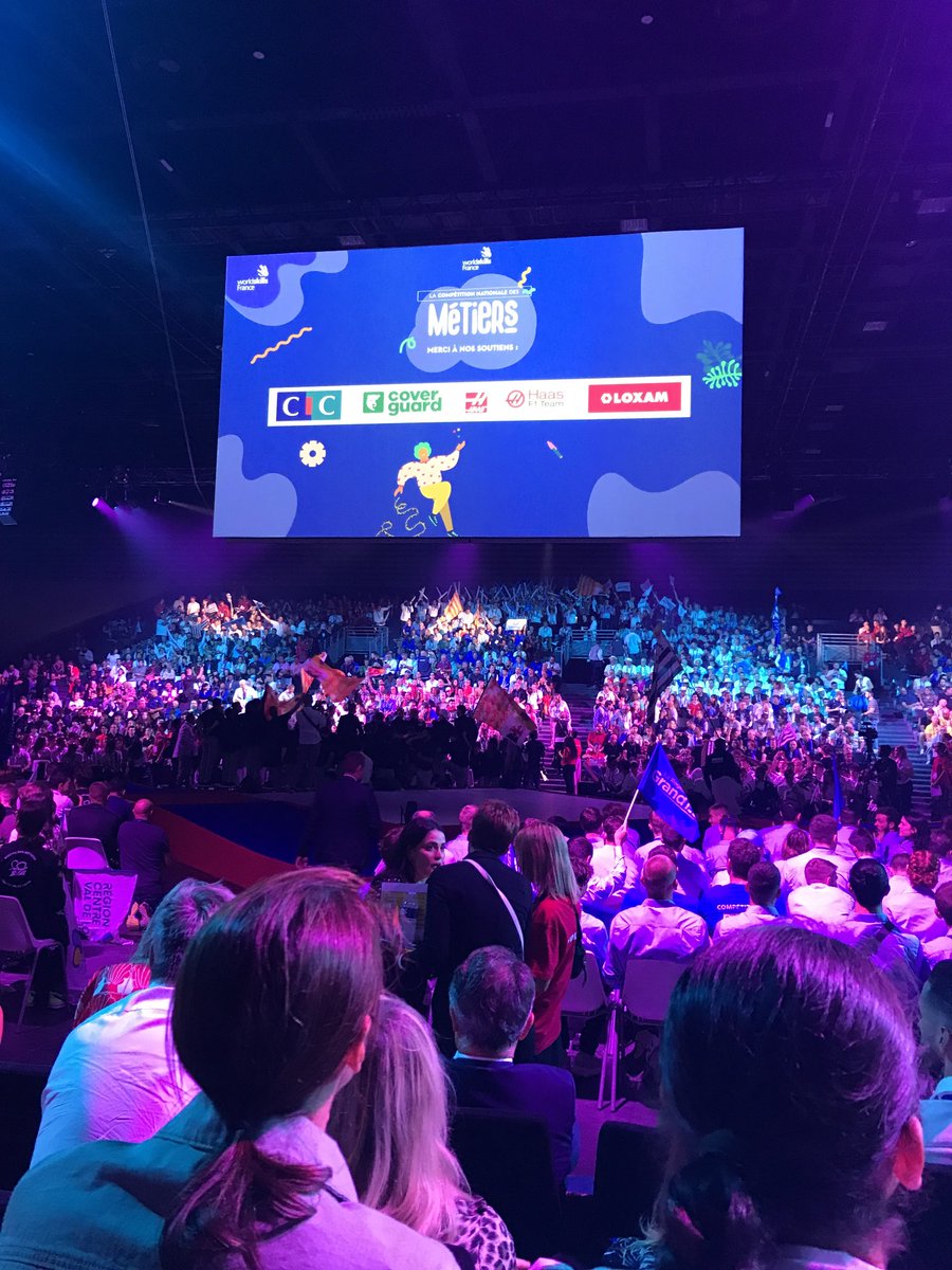 Formidable ambiance ce soir au parc des expositions de Lyon pour la cérémonie de clôture des Worldskills,la compétition des métiers. Les candidats d’Auvergne-Rhone-Alpes se succèdent sur le podium. Bravo pour votre excellence !