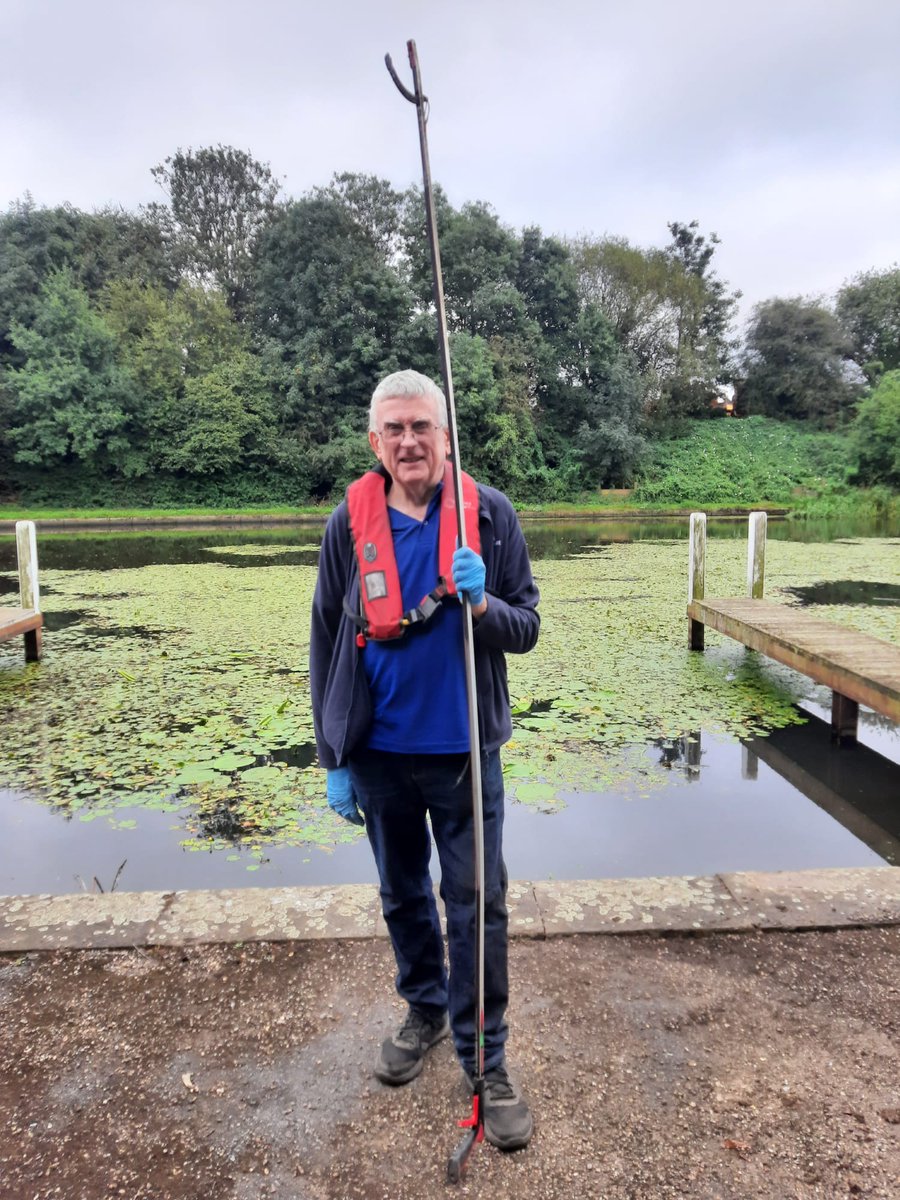 riverlution_rsc's tweet photo. Accompanied by @CRTYorkshireNE veteran #volunteer @MCGlentworth we bumped into #MagneticNorth magnet fishing along the #canal towpath where our #riverlution team could compare the day's #litter pickings! 💙💦👏#worldcleanupday #riverlution #litterpicking #riverstewards https://t.co/gzcHWoAfro