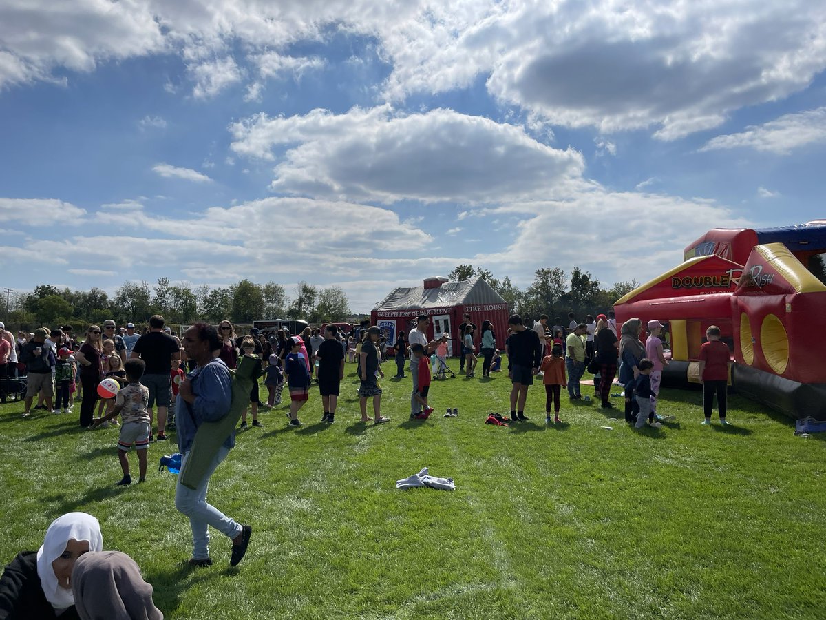 GuelphVillage's tweet photo. Beautiful & hugely successful #FallFair event! thanks @GuelphPolice @GuelphLibrary @GWLocImmPar @GuelphFire @TreesforGuelph @GFMA_training #volunteers @RalfMesenbrink @LBusuttil #ProjectServe ~600 samosas, 1000 hot dogs, 300 freezies, popcorn & cotton candy #CommunityBuilding https://t.co/e77Xj7k0A4