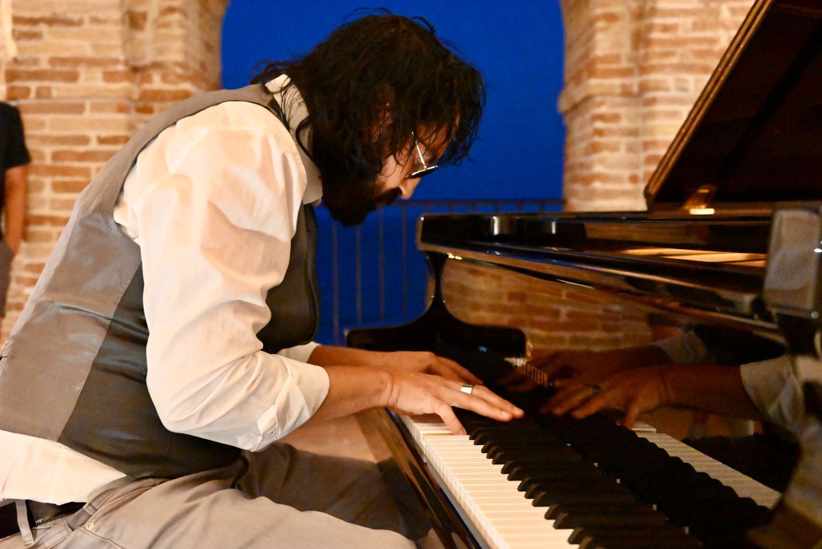 Luca_Di_Tommaso's tweet photo. GROTTAMMARE LIVE ... LE LOGGE ... ❤️🎶 #LucaDiTommaso #Composer #Pianist #Music #Love #Dream #Musica #Sogno #Amore #Grottammare #PianoPianoNelBorgo #Marche #AscoliPiceno #musicindipendent #Cinema #Teatro #RegioneMarche #pianocity #Concerto #Pianoforte #Live #Tour #artist #logge https://t.co/Z1ryy4OItp