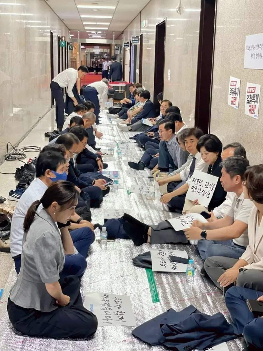 이애들은 문상온건가 공천장받으러온건가
제발결단하라소리처라
되지든 깜빵가든언능가라고라~ㅎㅎ