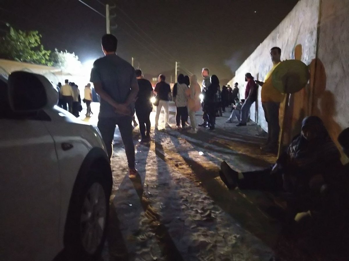 Vahid's tweet photo. تصاویر دریافتی با شرح: 'ستاد فرماندهی امداد نیروی انتظامی، افسریه تهران
تمام مردمی رو که حدفاصل میدان انقلاب تا آزادی صبح و بعدازظهر امروز ۲۵ شهریور بازداشت کردند آوردند اینجا.
گفته‌اند تا ۱۲ ظهر فردا رسیدگی پرونده و در صورت نداشتن سابقه آزاد می‌شوند.'
#مهسا_امینی https://t.co/qIkSmlurPJ