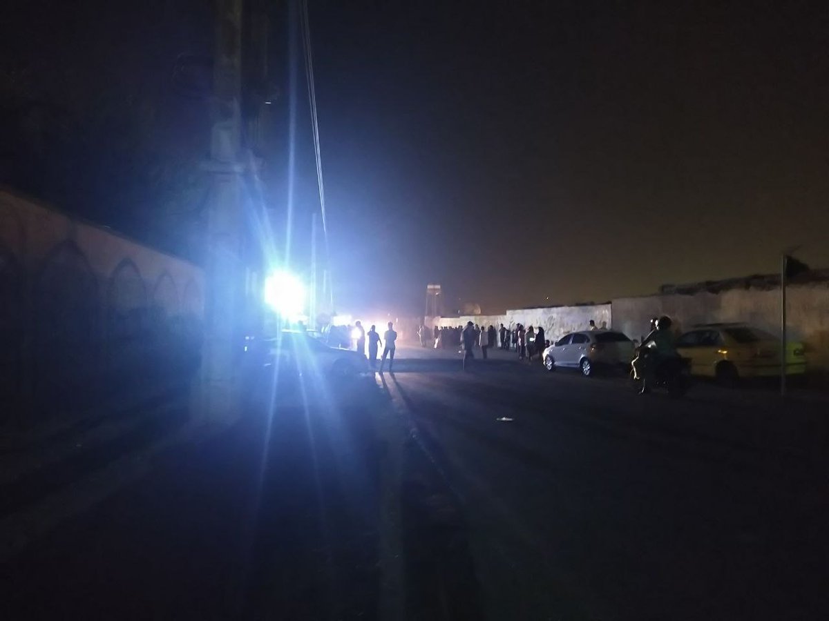 Vahid's tweet photo. تصاویر دریافتی با شرح: 'ستاد فرماندهی امداد نیروی انتظامی، افسریه تهران
تمام مردمی رو که حدفاصل میدان انقلاب تا آزادی صبح و بعدازظهر امروز ۲۵ شهریور بازداشت کردند آوردند اینجا.
گفته‌اند تا ۱۲ ظهر فردا رسیدگی پرونده و در صورت نداشتن سابقه آزاد می‌شوند.'
#مهسا_امینی https://t.co/qIkSmlurPJ