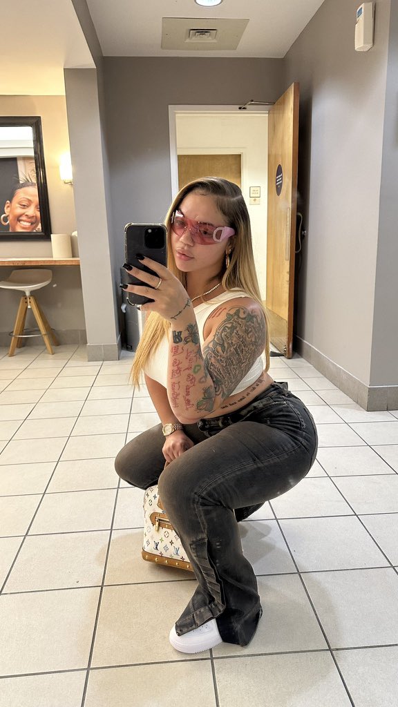 rucci2930's tweet photo. She the definition of what fine is ✨ https://t.co/NnToj6sROM