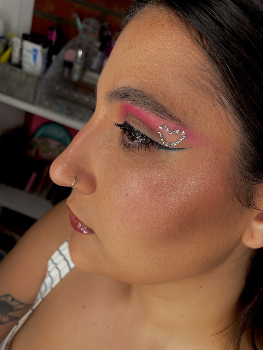MakeupByEsther's tweet photo. Creando 🥰🥰 TODO AL ROSA 🩷 https://t.co/lBn4JtlwmH
