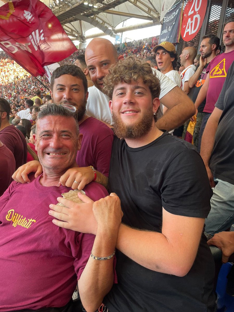 CristinaDiAngel's tweet photo. Con la Maestà del Colosseo che qualche sera fa mi ha lasciata senza parole e la passione di mio figlio Simone Sperduti per la As Roma voglio gridare :
DAJE ROMA DAJE !!!!💛❤️
#ASRoma
#simonesperduti
#tifosoromanista
#vittimadellastrada
#roma
#19anni
#nonsipuomorirecosi https://t.co/rEmQ10zjaN