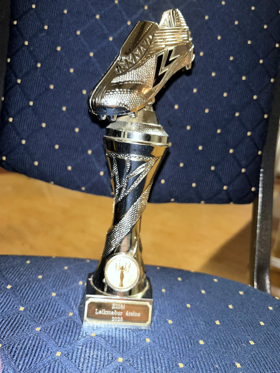 EllidiFC's tweet image. Þá er tímabilinu lokið! 

Klárlega vonbrigði í ár en það verður þó fagnað í kvöld! 

El Capitan, Pétur Óskarsson er leikmaður tímabilsins með 13 mörk! 

Hann vill þakka @Sverrirsmarason og @AstriPodcast fyrir hvatninguna í sumar 🤍