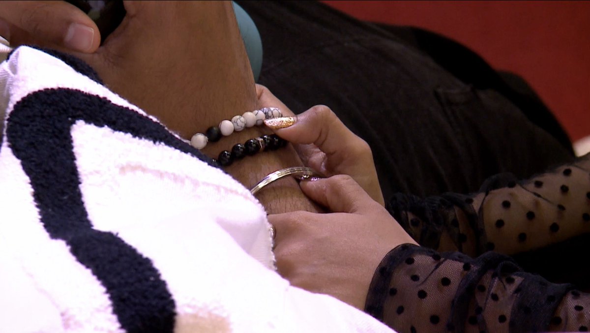 GlamWorldTalks's tweet image. #MemoryTest for all #ManishaRani, #AbhishekMalhan and #Abhisha fans.

This is the hand of #ManishaRani and #AbhishekMalhan. Do you remember what discussion was going on at this point? When was this?

#JalwaHaiManishaKa #NazarNaLage