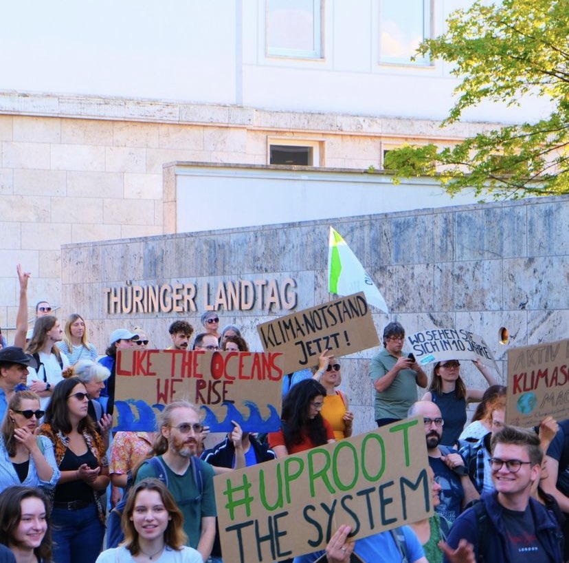KatharinaKoenig's tweet photo. Ihr bekommt aus #Thüringen immer den ganzen Dreck mit. Zeit, die guten Sachen (gestern &amp; heute) zu pushen:
* Klimastreik-Demo zog vor Landtag &amp; protestierte gegen #CDU &amp; #AfD
* 650 beim #CSD in #Eisenach
* Protest gegen #AfD in #Nordhausen 
* antifaschistisches Fest in #Saalfeld https://t.co/269GQXRyhx