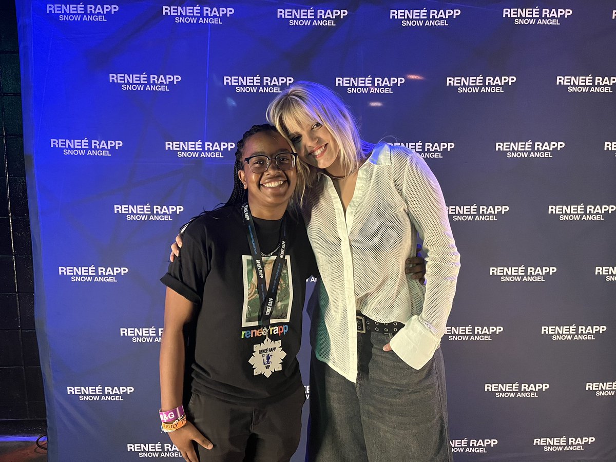 Cidney714's tweet photo. If I could re-live last night on a loop, I would do so in a heart beat. @reneerapp  thank you for the best night ever. Your eyes and smile were even more beautiful in-person. #SnowHardFeelingsTour #SHFTourHouston https://t.co/SG7f5TqNdB