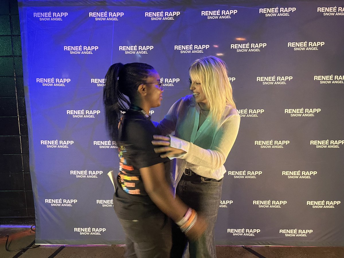 Cidney714's tweet photo. If I could re-live last night on a loop, I would do so in a heart beat. @reneerapp  thank you for the best night ever. Your eyes and smile were even more beautiful in-person. #SnowHardFeelingsTour #SHFTourHouston https://t.co/SG7f5TqNdB