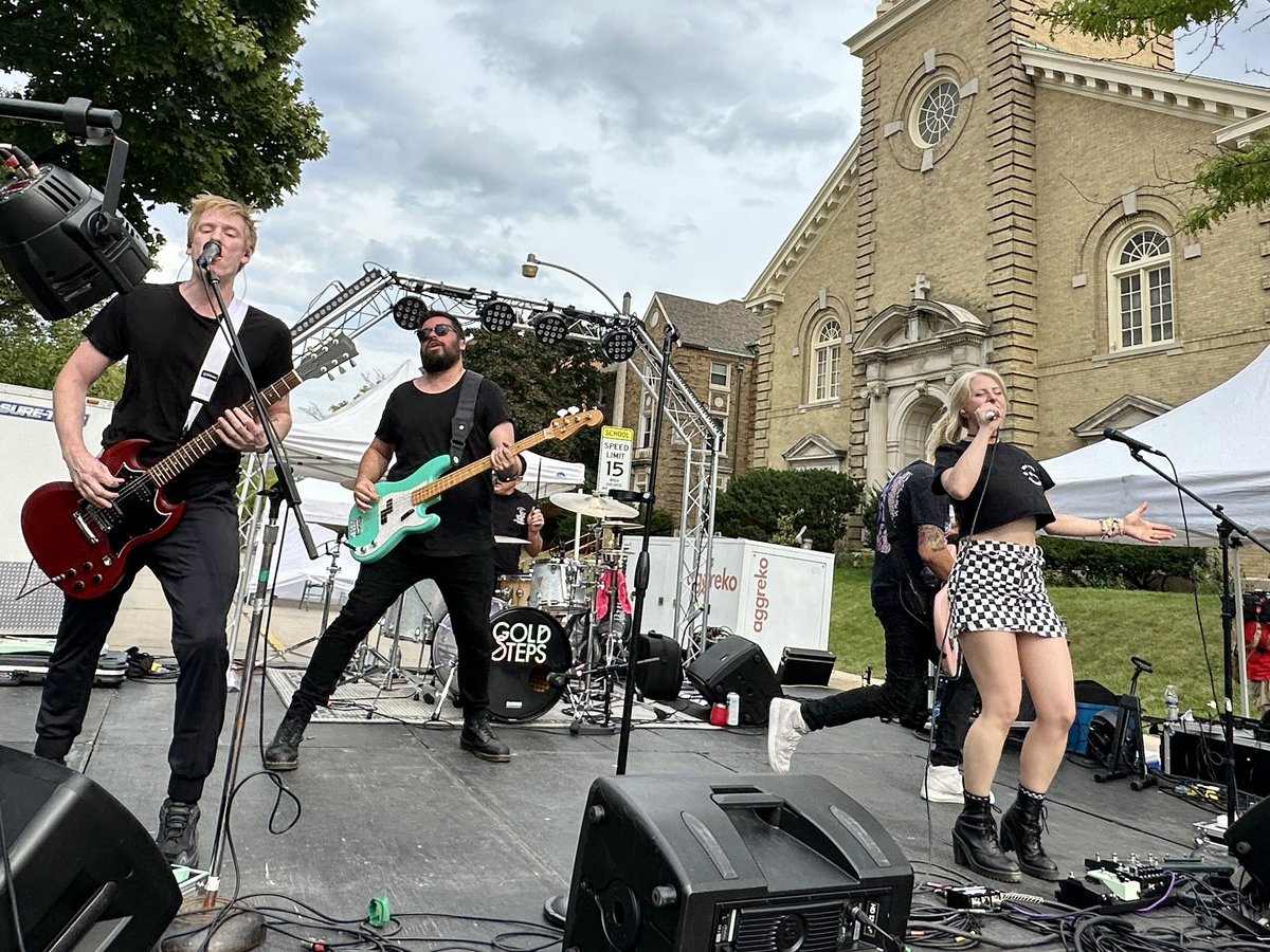 milwaukeerecord's tweet photo. Gold Steps on the Milwaukee Record Stage. #BayViewBash https://t.co/6F0yhp26Tk