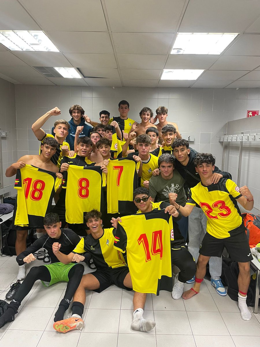 CDGalapagar's tweet photo. ⚽️ CANTERA | RESULTADOS 

Juvenil A 7️⃣-0️⃣ @FCVPAR 

⚽️Asier
⚽️Diego
⚽️Moya
⚽️Hugo
⚽️Miguel P.
⚽️Carlos
⚽️Charlie

Buen partido del equipo de @Justel95 para sumar la segunda victoria consecutiva de la temporada. 

¡GRANDES!

#UnPueblosDosColoresUnaIlusión💛🖤 https://t.co/mIjtSU7dQL