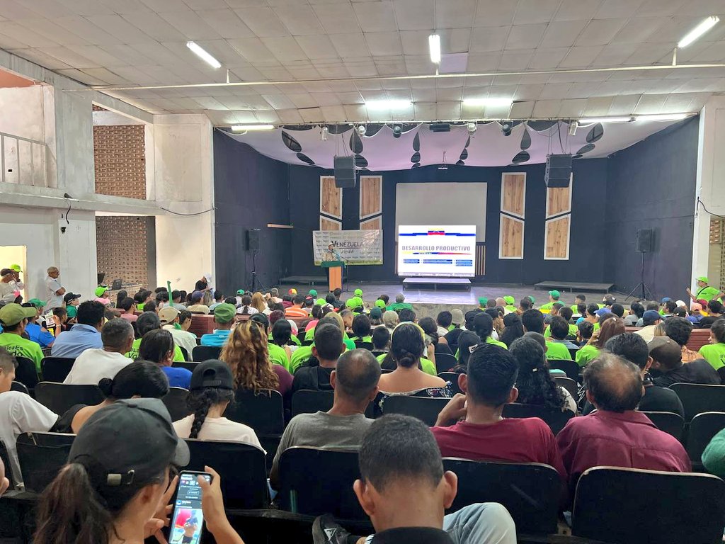 Copei_Partido's tweet photo. Durante la presentación de la #AgendaVenezuelaCambia en #Anzoátetui, hablamos sobre el Plan Mi Vivienda Propia, un conjunto de medidas para garantizar el derecho a un hogar digno para los venezolanos. Construcción de conjuntos residenciales, créditos para viviendas y garantías legales son parte de las acciones que incluimos en nuestro proyecto país 🏠🇻🇪