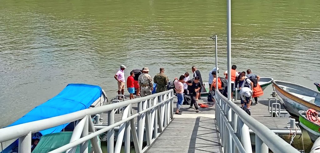aeronavalpanama's tweet photo. En Puerto Quimba, unidades de la 3ra. Región #Aeronaval /#Darién, garantizan la seguridad e inspeccionan lanchas con migrantes de nacionalidad china a bordo, procedentes de Jaqué y acompañados por funcionarios de @migracionpanama y @senafrontpanama. https://t.co/9Vnk4E9etK