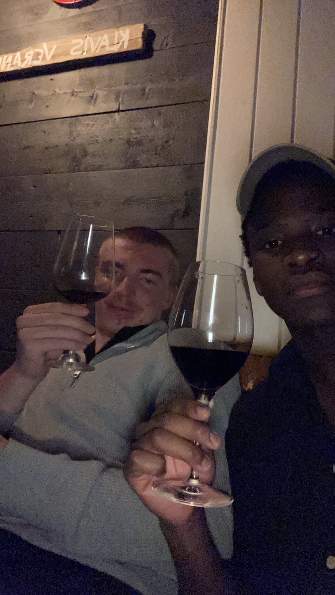 KLAVHED8's tweet image. Lördag de röda bara rinner ner 🍷🍷🍺