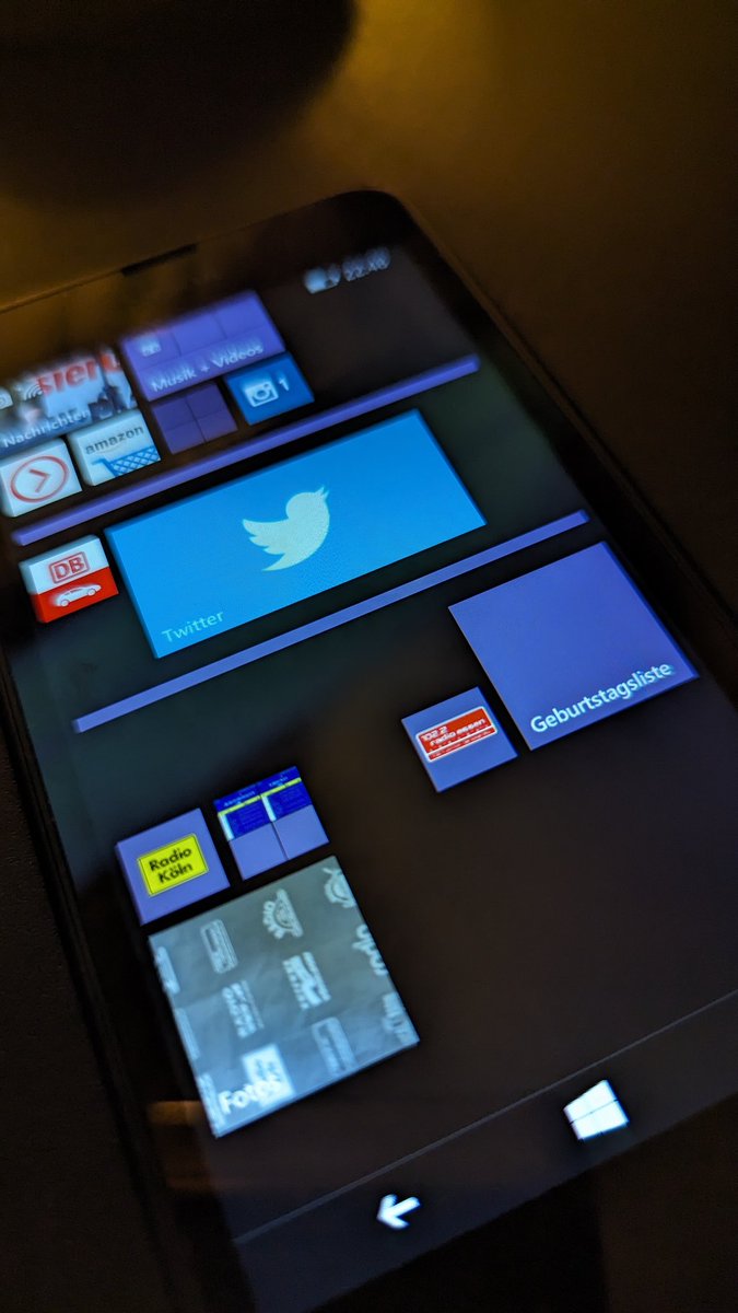 _jamul's tweet photo. Mein WindowsPhone funktioniert noch. Und es lächelt mich auch noch ein Vogel an. #NotLostAndFound #CleaningSaturday https://t.co/khZGWYRMym