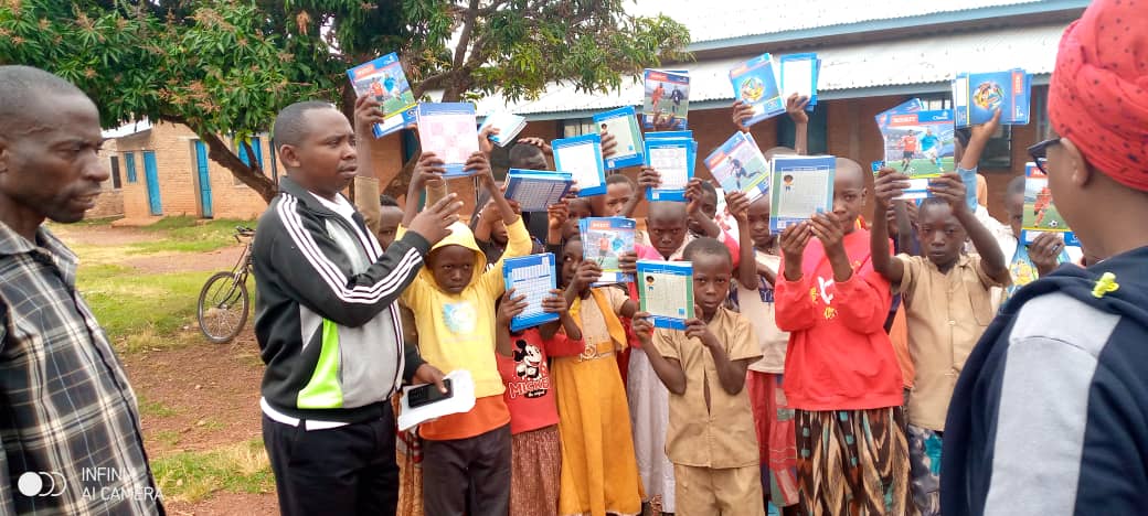 KayumbaLaurent's tweet photo. #BURUNDI, à l'avant veille de la rentrée scolaire 2023-2024,la  @MuyingaCommune a procédé à la distribution des cahiers à 255 élèves issus des familles les plus démunies de ses collines,parmi lesquels 55 batwa des sites Mukoni,Kwibuye,Buhurana et Sanzwe @MininterInfosBi https://t.co/rXMk5PqdgJ